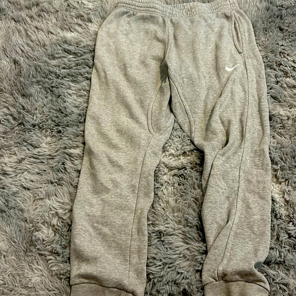 Men’s Nike sweatpants embroidered logo.